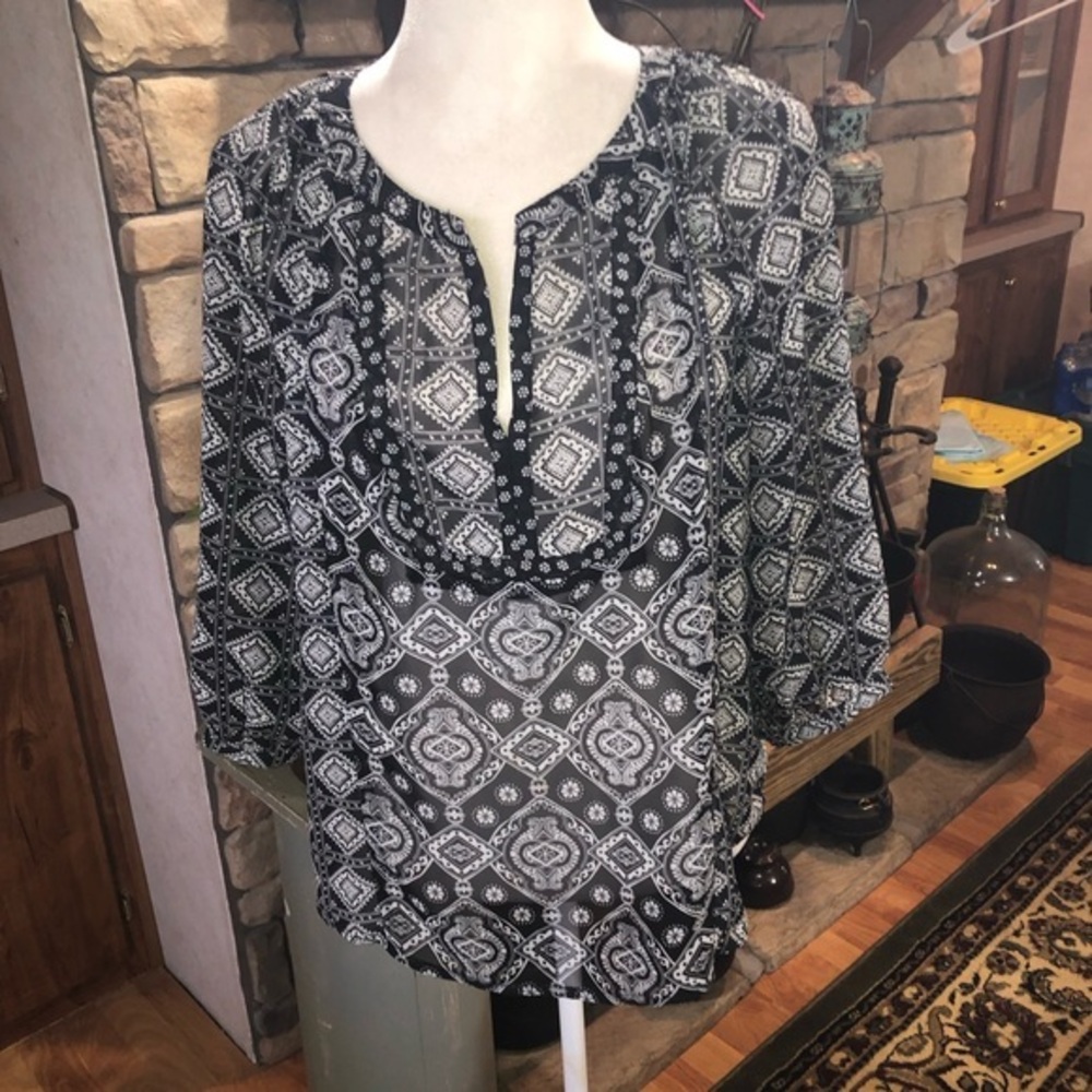 OLD NAVY SIZE SMALL PETITE BLACK AND WHITE V-NECK SHEER 3/4 SLEEVE TOP EUC